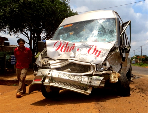 Gia Lai Tai nạn giao thông nghiêm trọng giữa 2 ô tô khiến 2 người tử vong, 4 người bị thương