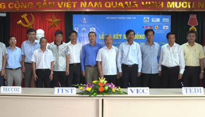 Chuẩn bị thảm bê-tông nhựa tạo nhám cao tốc Cầu Giẽ - Ninh Bình