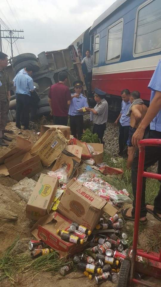 Tàu hỏa đâm lật ô tô, tài xế thoát chết trong gang tấc