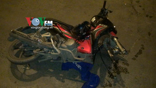 Đâm vào dải phân cách bị kẻ xấu lấy mất… bánh xe máy