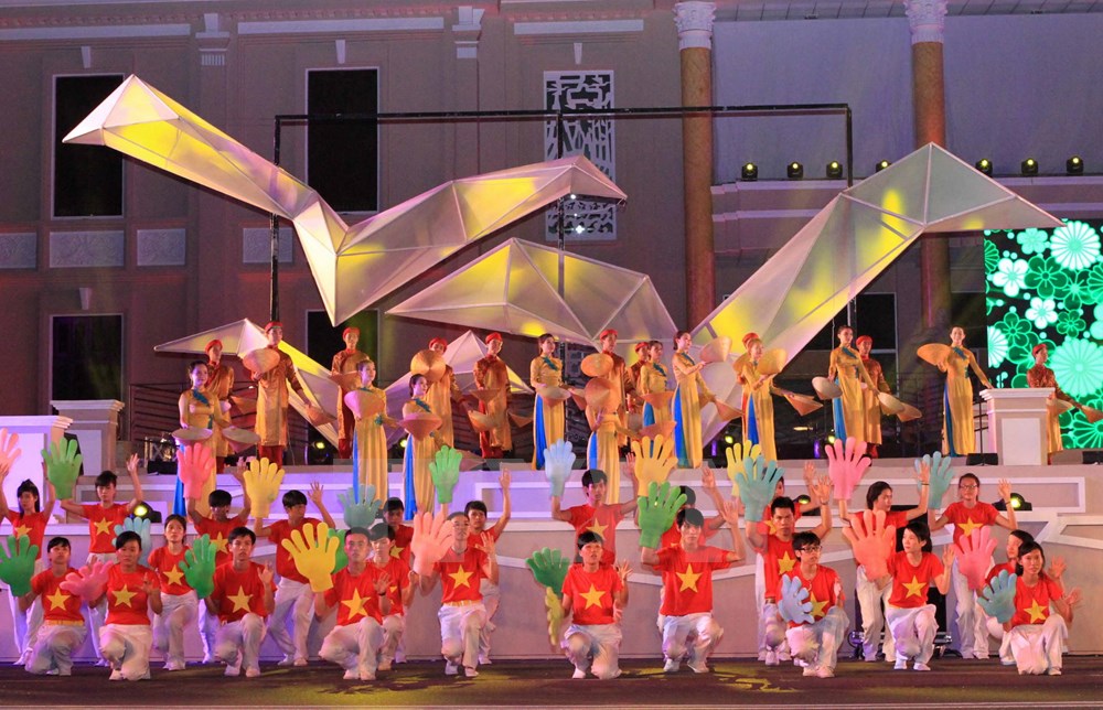- Carnaval de rue coloré au Festival de la mer de Nha Trang 2015