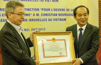 Presenting insignia for the cause of culture Wallonie Bruxelles delegation head
