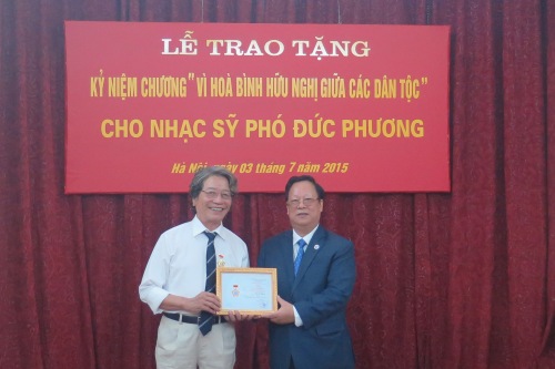 Presenting insignia to musician Pho Duc Phuong