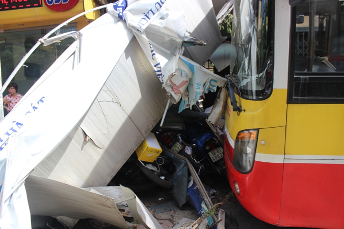Hoảng hồn vì xe buýt lao lên vỉa hè