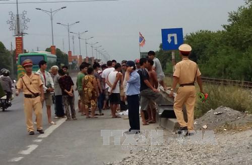 Không quan sát khi qua đường tàu, một cháu bé bị tử vong