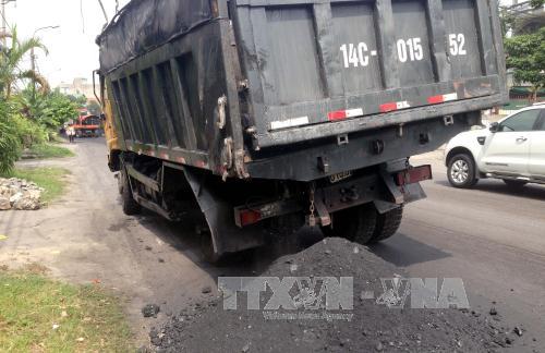 Xe chở than gây tai nạn trên quốc lộ 18A