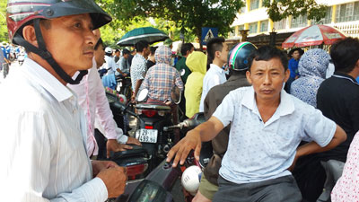 Hà Nội Phụ huynh đội nắng chờ con thi