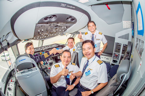 Vietnam Airlines pilots ready for first 787 Dreamliner