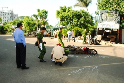 Xe tải mất lái đâm nát hai xe máy làm ba người thương vong