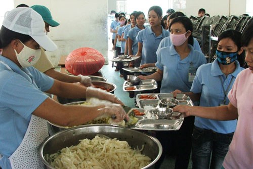 Suất ăn của công nhân Giá thấp, tiềm ẩn nhiều rủi ro