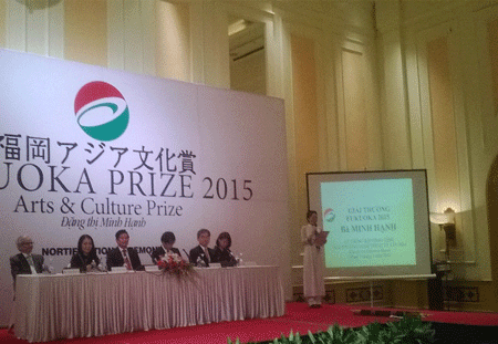 时装设计师明幸在日本Fukuoka颁奖仪式上受赏