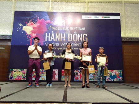 “为保护野生动物而行动”绘画比赛颁奖仪式在河内举行