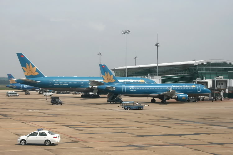 Tan Son Nhat Airport runway re-operated