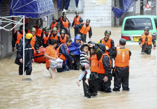 Typhoon Chan-hom hits China