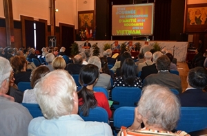 - Des Vietnamiens en France et des amis français préoccupés par la situation en Mer Orientale