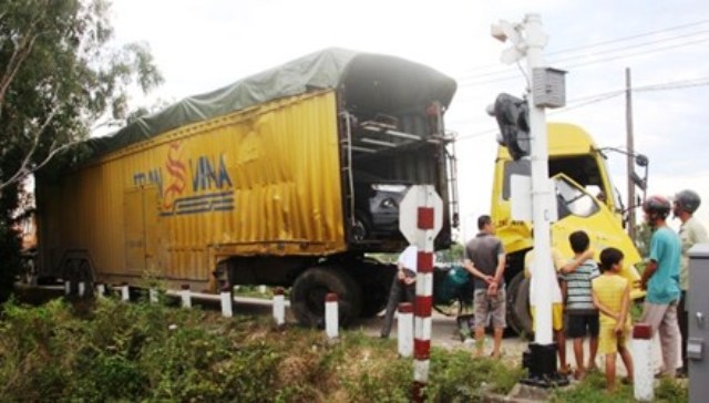 Thừa Thiên-Huế Tuyến đường sắt Bắc-Nam ách tắc nhiều giờ do xe đầu kéo bị tàu hỏa đâm phải