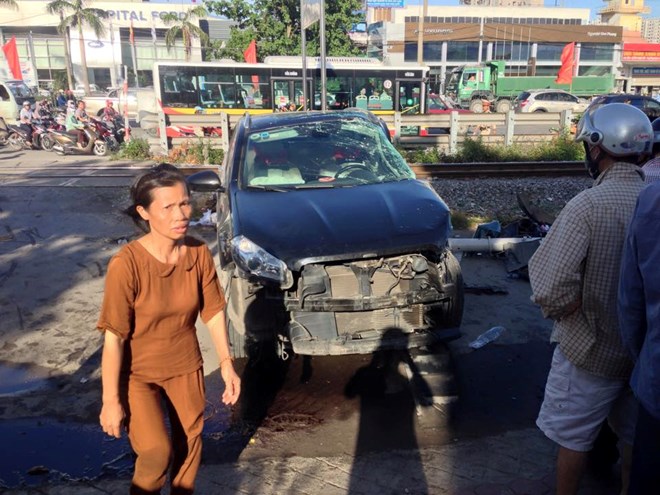 Tàu hỏa đâm ôtô, 6 người thương vong