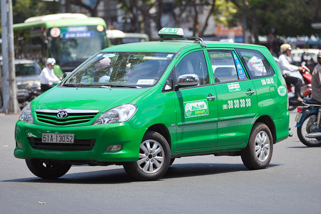 Hơn 300 taxi vi phạm Luật Giao thông đường bộ