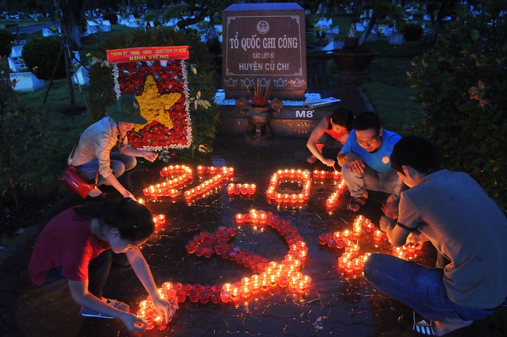 Les jeunes vietnamiens reconnaissants envers les Héros morts pour la Patrie