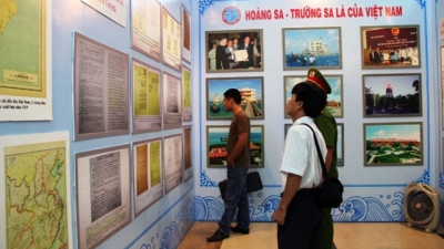Khanh Hoa exposition de cartes et documents affirmant la souveraineté maritime et insulaire du Vietnam