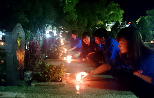 Youth light candles to pay tribute to war invalids and martyrs