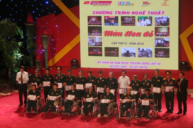 8th “Mau hoa do” art program held in Hanoi