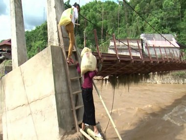 Điện Biên Đưa cầu phao tạm vào sử dụng thay thế cầu treo bản Hiệu bị hư hỏng nặng do mưa lũ