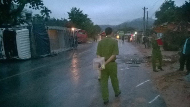 Xe khách giường nằm tông nhau liên hoàn khiến 8 người thương vong