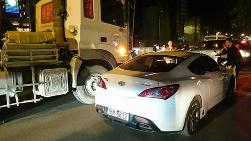 Vụ va chạm ngã ba Cầu Diễn Ô tô con mang giả phù hiệu VOV