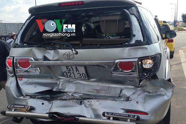 Tp Hồ Chí Minh “Xế hộp” bẹp đuôi, cả gia đình thoát nạn