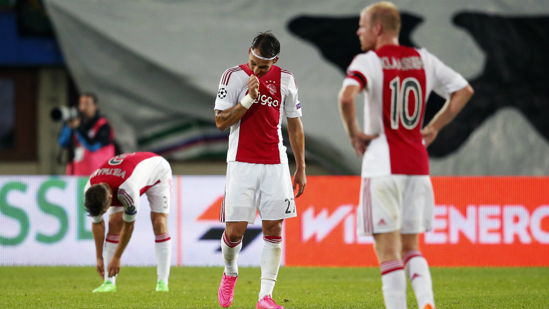 Ajax bất ngờ bị loại khỏi Champions League