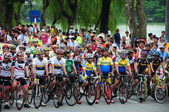Près de 500 cyclistes engagés pour une course à Hanoi
