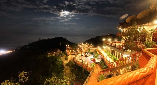 Le charme de Ba Na en soirée