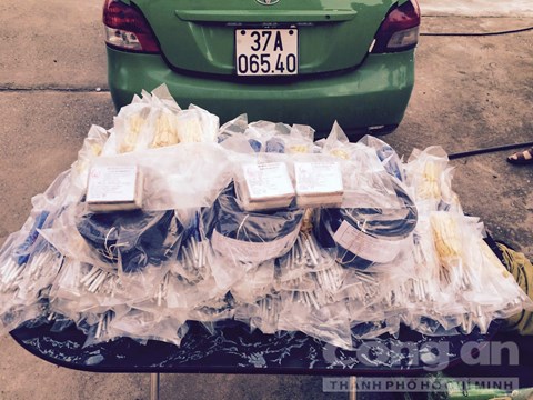 Thanh Hóa Tạm giữ lái xe taxi vận chuyển trái phép trên 3 000 kíp nổ