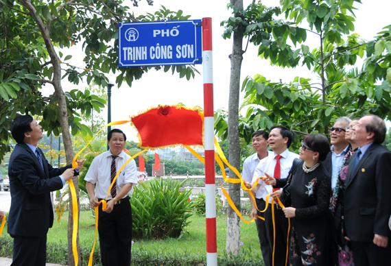 Hà Nội Gắn biển phố mang tên nhà văn Nguyễn Đình Thi và nhạc sỹ Trịnh Công Sơn