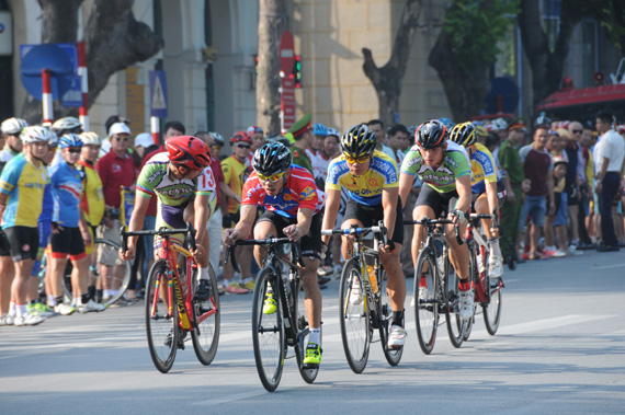 Sôi nổi Giải đua xe đạp Hà Nội mở rộng 2015