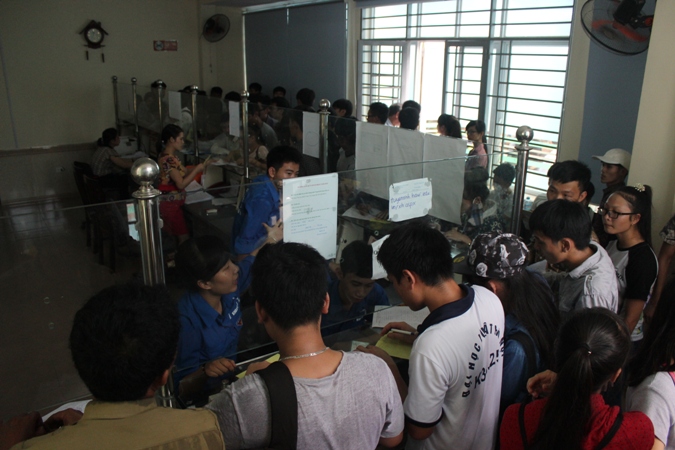 Gần hạn chót, thí sinh tấp nập rút – nộp hồ sơ xét tuyển đại học, cao đẳng
