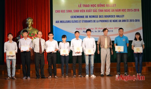 Trao 144 suất học bổng Vallet cho học sinh, sinh viên xuất sắc tỉnh Nghệ An năm học 2015 - 2016