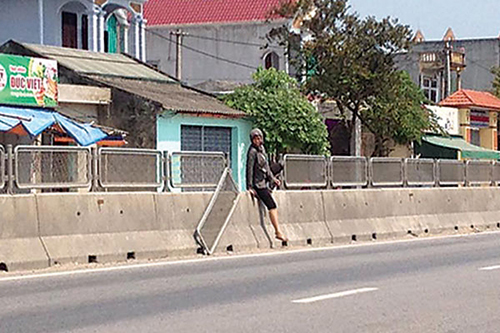 Tái diễn nạn tháo tấm chống chói trên QL1 qua Thanh Hóa