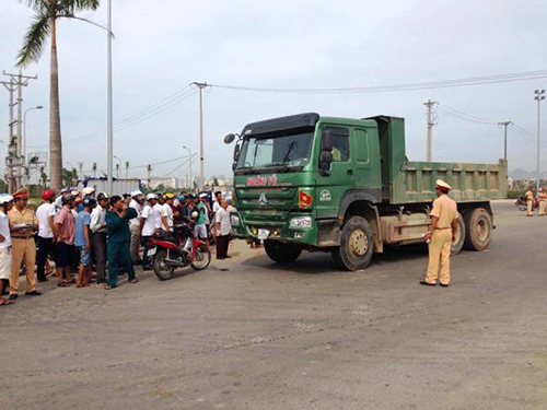 Xe Howo húc văng xe máy, 2 người thương vong