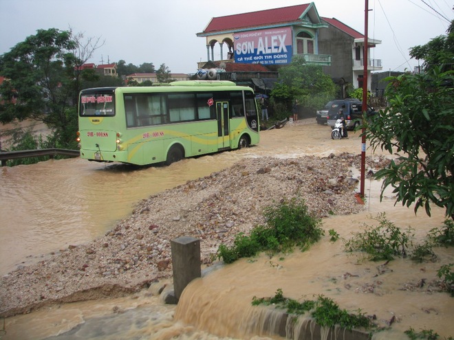 Đêm 3 8 và sáng 4 8 vùng ven biển Quảng Ninh và Hải Phòng vẫn có mưa to