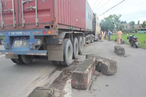 Container tông dải phân cách, 2 người bị thương