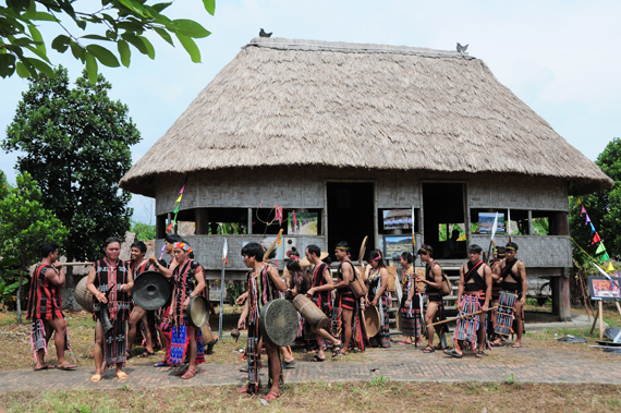 Les Co Tu font le show au Village touristico-culturel des ethnies vietnamiennes Hanoi