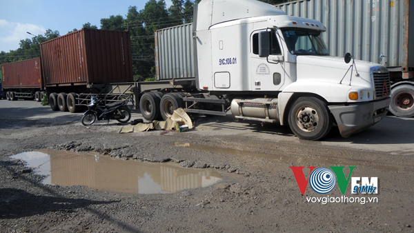 Bình Dương Nam thanh niên chết thảm dưới gầm container