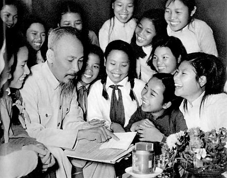Exposition «Une collection de 79 signatures du Président Hô Chi Minh de 1945 - 1969»
