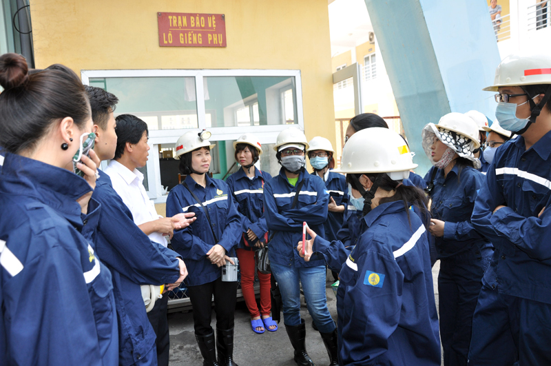 Le premier groupe de touristes étrangers visitent la mine de charbon de Quang Ninh