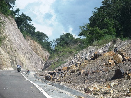 Gia Lai Sạt lở đèo Tô Na tiềm ẩn nguy cơ tai nạn giao thông