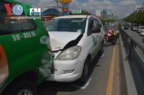 4 ô tô húc nhau trên cầu vượt bằng thép