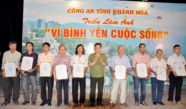 “For a peaceful life” photo exhibition in Khanh Hoa
