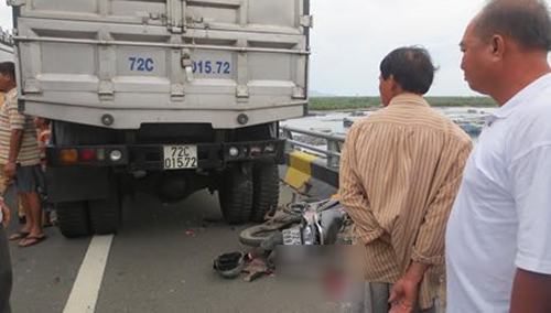 Đâm vào đuôi xe tải, nam thanh niên tử vong tại chỗ